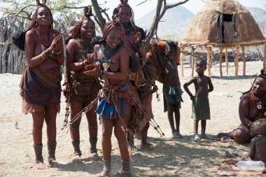 Himba kabilesinden güzel kadınlar dans ediyor.