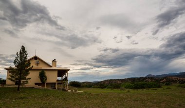Eski bir kilisenin doğal manzarası ve İtalya 'da ince bir gökyüzünün altındaki Toskana manzarası.