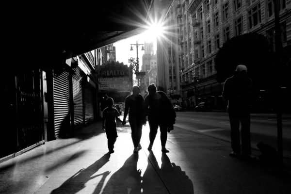 Mother Her Kids Walking Streets Downtown Los Angeles Bright Light — Stock Photo, Image