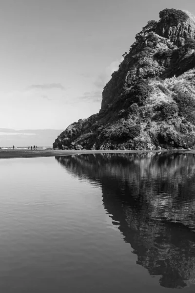 Tiro Escala Cinza Vertical Lago Com Reflexo Penhasco Rochoso Costa — Fotografia de Stock