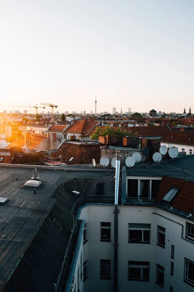 日没時に古いヨーロッパの建物の街並みの空中ショット — ストック写真