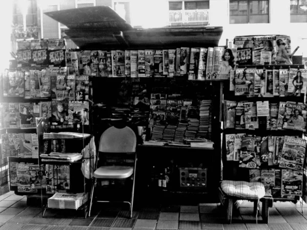 Una Foto Escala Grises Puesto Periódicos Calle Centro Los Ángeles — Foto de Stock