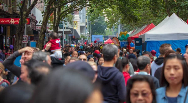 Stor Folkmassa Gatan Firar Det Kinesiska Nyåret Mornington Australien — Stockfoto
