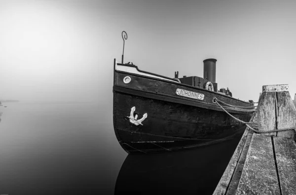 Серый Оттенок Лодки Пришвартованной Причале Туманного Горизонта — стоковое фото
