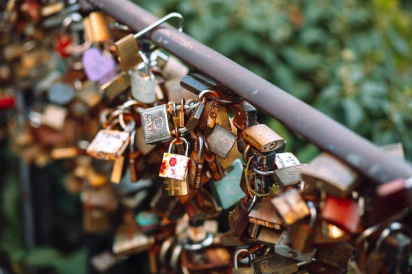 Een Close Shot Van Liefdessloten Een Metalen Paal Het Centrum — Stockfoto