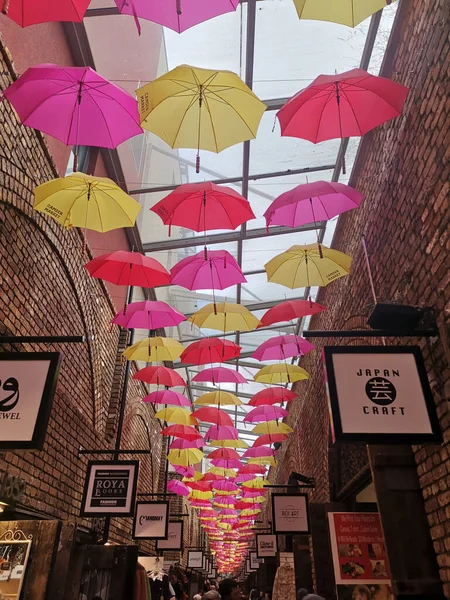 Eine Vertikale Aufnahme Eines Camden Marktes Mit Bunten Schirmdekorationen London — Stockfoto