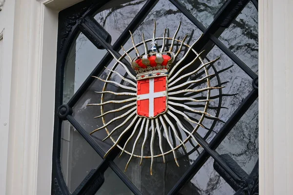 Красно Белый Металлический Герб Швейцарии Стеклянной Двери — стоковое фото