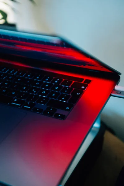 Alto Angolo Computer Portatile Illuminato Luce Rossa Neon — Foto Stock