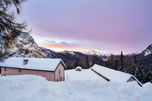 Een Close Van Een Afgelegen Hut Sneeuw Winter — Stockfoto