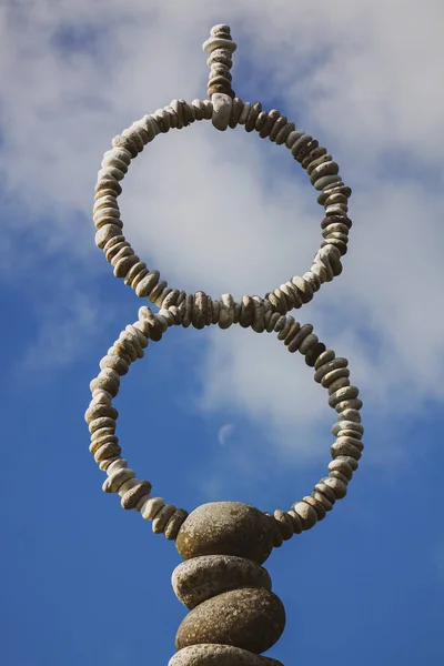 Plano Vertical Guijarros Balanceados Bahía Matauri Bajo Cielo Azul Nublado —  Fotos de Stock