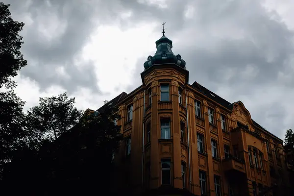 Die Schöne Alte Hausfassade Vor Dem Wolkenverhangenen Himmel — Stockfoto