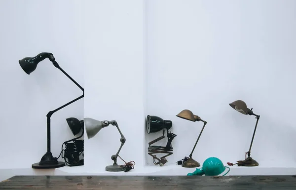 Eine Reihe Verschiedener Lampen Auf Einem Tisch Isoliert Auf Einem — Stockfoto