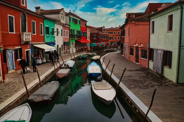 Över Kanalen Fiskebåtar Och Färgade Hus Mot Blå Himmel Burano — Stockfoto