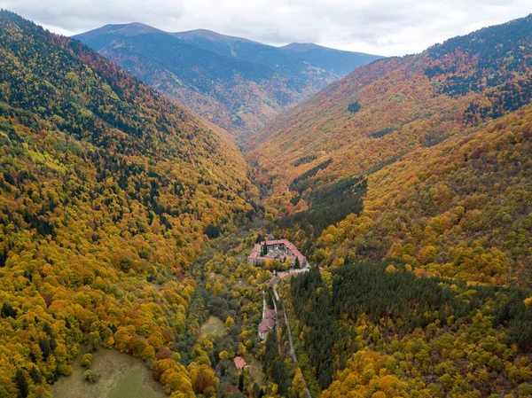 Een Prachtig Landschap Van Landelijke Huizen Langs Rila Bergketens Bulgarije — Stockfoto