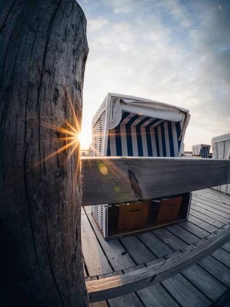 Een Verticaal Shot Van Een Strandstoel Een Houten Vlak Bewolkte — Stockfoto