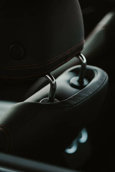 Вертикальний Знімок Підголівника Розкішному Чорному Автосалоні — стокове фото