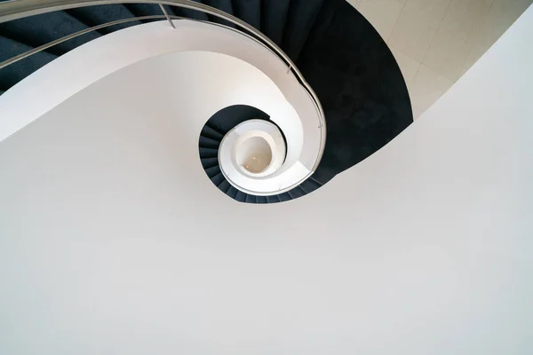 Une Vue Dessus Des Escaliers Colimaçon Fond Papier Peint — Photo