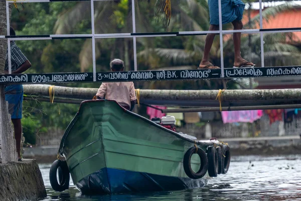 Ein Alter Mann Einem Holzboot Einem Dorf Auf Verschwommenem Hintergrund — Stockfoto