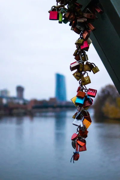 Tiro Vertical Cadeados Coloridos Ponte Frankfurt Alemanha — Fotografia de Stock