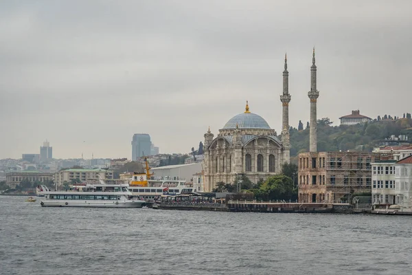 Gyönyörű Kilátás Isztambul Híres Városképére Egy Sötét Délutánon — Stock Fotó