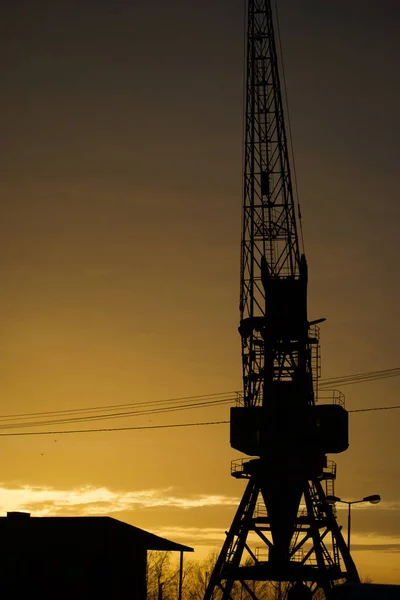 Die Silhouette Eines Schwarzen Turms Bei Sonnenuntergang Riga Lettland — Stockfoto