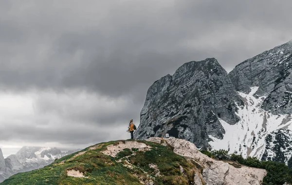 Uma Caminhante Caucasiana Topo Monte Vrsic Nos Alpes Julianos Eslovénia — Fotografia de Stock