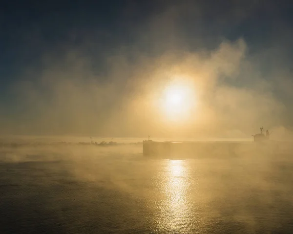 Piękne Ujęcie Mgły Parowej Nad Molo Morzem — Zdjęcie stockowe