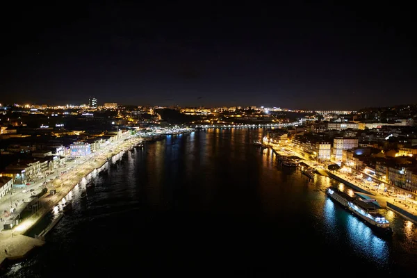 从葡萄牙波尔图的路易斯桥到波尔图市的夜景 — 图库照片