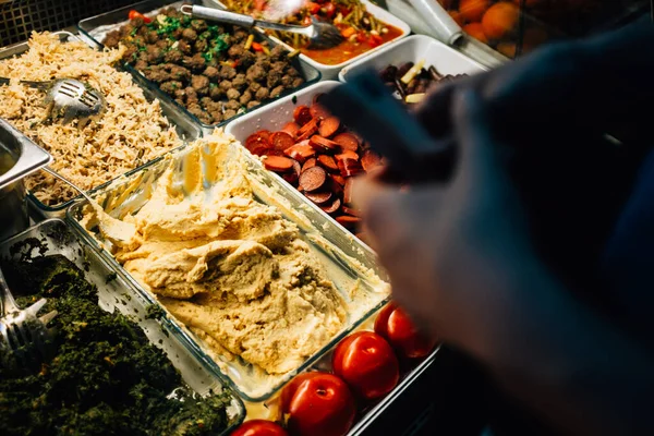 Close Das Mãos Contra Fundo Diferentes Tipos Alimentos Exibição — Fotografia de Stock