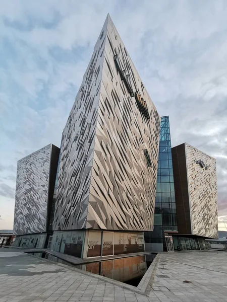 Pionowe Ujęcie Muzeum Titanica Dzielnicy Tytanicznej Belfast — Zdjęcie stockowe