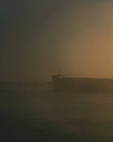 Μια Όμορφη Λήψη Ομίχλης Πάνω Από Μια Προβλήτα Και Θάλασσα — Φωτογραφία Αρχείου