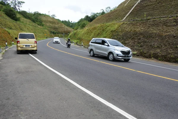 Droga Która Dzieli Klif Mijany Przez Zmotoryzowanych Pojazdów Singaraja Bali — Zdjęcie stockowe
