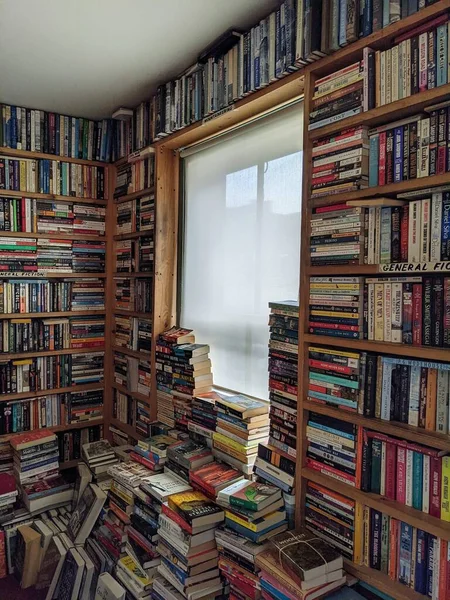 Uma Bela Foto Interior Livros Alinhados Armazenados Toda Uma Parede — Fotografia de Stock