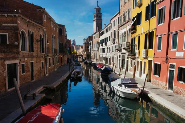 Een Close Van Een Kanaal Met Boten Venetië Italië — Stockfoto