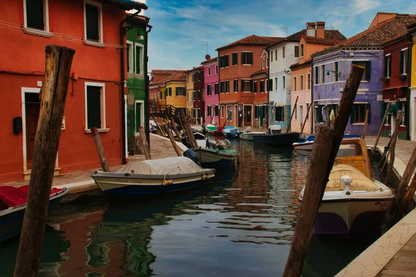 View Colored Houses Canal Fishing Boats Blue Sky Burano Venice — Stock Photo, Image