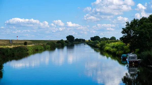 Vacker Utsikt Över Flod Ett Fält Tyskland — Stockfoto