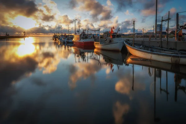 Ein Foto Von Einer Kleinen Bucht Mit Booten Bei Sonnenaufgang — Stockfoto