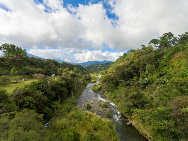 Río Través Montañas Boscosas — Foto de Stock
