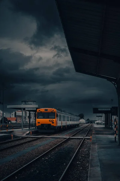 Tiro Vertical Trem Laranja Parou Estação Dia Nublado — Fotografia de Stock