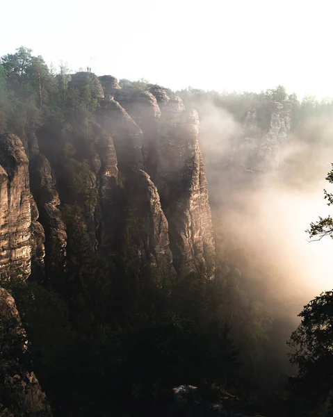 Plan Vertical Montagne Suisse Rocheuse Dans Brouillard Lever Soleil — Photo