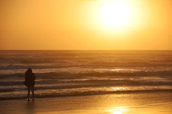 Una Hermosa Vista Una Persona Una Playa Con Océano Ondulado —  Fotos de Stock