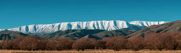 Una Vista Panorámica Las Montañas Con Árboles Primer Plano — Foto de Stock
