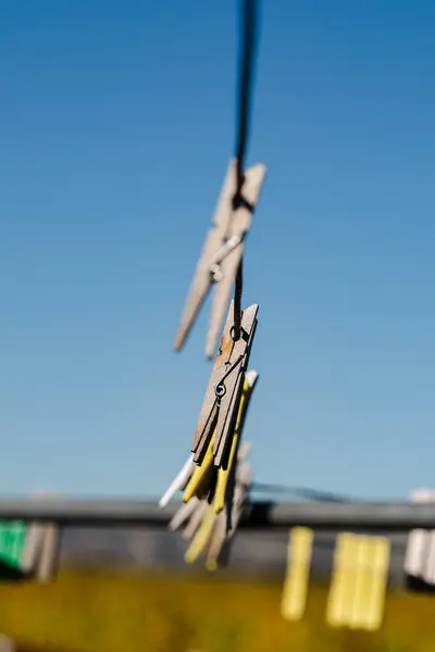 Sebuah Closeup Dari Clothespins Pada Tali — Stok Foto