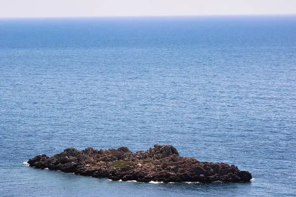 Karadağ Ortasında Bir Taş Atışı Mavi Deniz — Stok fotoğraf