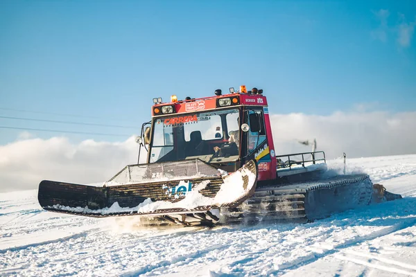 Snögroomer Som Gör Färska Spår För Skidalpinism Entusiaster Skidorten Plese — Stockfoto