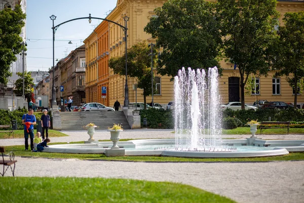 Belo Parque Florido Com Uma Fonte Água Centro Zagreb Croácia — Fotografia de Stock
