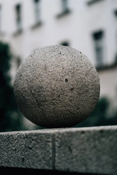 Eine Vertikale Aufnahme Einer Straßendekoration Aus Stein Während Des Tages — Stockfoto