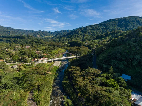 Luftaufnahme Einer Brücke Über Einen Fluss Umgeben Von Bäumen Der — Stockfoto