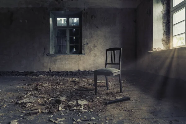 Μια Κοντινή Φωτογραφία Μιας Παλιάς Καρέκλας Στο Εγκαταλελειμμένο Σπίτι — Φωτογραφία Αρχείου