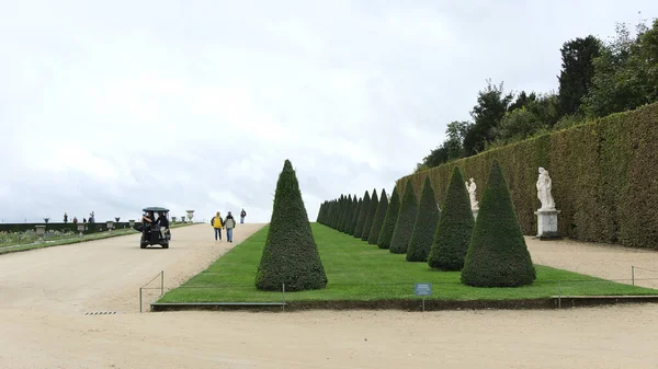 Paris Fransa Bulutlu Bir Günde Versailles Sarayı Nın Bahçelerinde Yürüyen — Stok fotoğraf